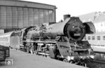 03 133 (Bw Berlin Ostbf) vor dem D 1105 (Hannover - Brest) im Bahnhof Berlin Zoologischer Garten. (01.09.1969) <i>Foto: Hans-Jürgen Goldhorn, Slg. Karsten Risch</i>