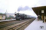 03 176 vom Bw Frankfurt/Oder fährt mit einem Schnellzug aus Reisezugwagen sowjetischer Bauart durch den S-Bahnhof Berlin-Rummelsburg. Es könnte sich um den D 1191 aus Wünsdorf handeln. Da die russischen Wagen ein größeres Fahrzeugprofil als in Mitteleuropa üblich besaßen, wurden sie bei DR betrieblich als Lademaßüberschreitung behandelt.  (25.08.1965) <i>Foto: Klaus D. Holzborn</i>