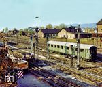 Gleisbauarbeiten im Bahnhof Neuenmart-Wirsberg. Im Bahnhof steht ein ehemaliger französischer Schnellzugwagen (Voiture rapide Nord "Torpille"), der als BASA-Fernmeldewagen diente, dahinter das Bw-Ensemble, das heute das DDM beheimatet. (04.1973) <i>Foto: Ferdinand Leja</i>