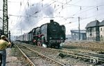 Die britischen Eisenbahnfreund in voller Aktion als die Magdeburger 01 005, die dienstälteste 01 bei der Reichsbahn der DDR, den Leipziger Hauptbahnhof verlässt. 1975 wurde sie zum Verkehrsmuseum Dresden überstellt. Aktuell steht sie als Leihgabe im Eisenbahnmuseum Staßfurt. (12.07.1967) <i>Foto: Robin Fell</i>