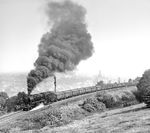 In der Einfahrt nach Hettstedt drehte der Heizer der 44 0504 für den Westfotografen ordentlich am Ölregulierschieber. Angesichts des Smogs, der über dem Ort lag, dürfte es darauf auch nicht angekommen sein. Heute würde dies wahrscheinlich für einen Anruf "besorgter Bürger" bei Polizei oder Feuerwehr sorgen. (07.09.1981) <i>Foto: Joachim Schmidt</i>