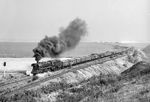 Vor Siersleben konnte der Lgg 58813 mit 44 0504 erneut eingeholt werden. Zwischen dem Reichsbahngleis und der Abraumhalde verläuft das 750mm Schmalspurgleis des VEB Mansfeld Kombinat Wilhelm Pieck Eisleben, das heute als Museumsbahn vom Verein Mansfelder Bergwerksbahn (MBB) betrieben wird. (07.09.1981) <i>Foto: Joachim Schmidt</i>