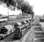 Der Gipszug mit 44 0486 nimmt in Sangerhausen Anlauf für die Blankenheimer Rampe. Daneben wartet 44 0338 (ex 44 1338) vom Bw Sangerhausen. (07.09.1981) <i>Foto: Joachim Schmidt</i>