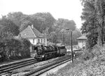 Im Bahnhof Blankenheim rollt 44 0194, die Schublok am Gipszug mit 44 0486, über die Weichenverbindung zurück in das Streckengleis nach Sangerhasuen. (07.09.1981) <i>Foto: Joachim Schmidt</i>
