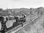 44 0338 wartet am Zwischensignal im Bahnhof Blankenheim (Kr Sangerhausen) auf die Weiterfahrt. Das Lokpersonal nutzt die kurze Pause für eine kleine Nachschau nach der anstrengenden Rampenfahrt. Immerhin war von Sangerhausen bis hier auf 11 km Länge ein Höhenunterschied von 100 m überwinden. (20.09.1981) <i>Foto: Joachim Schmidt</i>