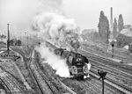 01 0524 verlässt mit E 800 nach Leipzig den Bahnhof Saalfeld/Saale. (08.09.1981) <i>Foto: Joachim Schmidt</i>