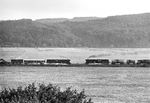 Bei Zeutsch begegnen sich 44 0115 (links) auf dem Weg nach Saalfeld und 44 0221 mit einem Güterzug nach Camburg. (09.09.1981) <i>Foto: Joachim Schmidt</i>