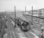 01 0510 mit P 3025 nach Saalfeld in Gera-Süd. Von den einstmals hohen Ausfahrsignalen (vgl. Bild-Nrn. 17026, 50568 oder 21563) sind nur noch die Masten übrig geblieben. (09.10.1981) <i>Foto: Joachim Schmidt</i>