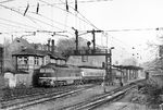 DR 132 355 vom Bw Halle P fährt mit dem Transitzug D 303 (Berlin - München) durch den Bahnhof Camburg. Im Verkehr mit Berlin fuhren die Transitzüge ohne planmäßige Halte durch die DDR. Auf DDR-Gebiet sollten die Züge auch nicht unplanmäßig halten und nach Möglichkeit eine vorgegebene Mindestgeschwindigkeit nicht unterschreiten. Musste einer der Züge wegen einer Störung oder aufgrund der Betriebslage doch einmal außerplanmäßig anhalten, war die Transportpolizei zu informieren, dass sie den Zug gegen unbefugtes Aussteigen und namentlich gegen unbefugtes Einsteigen sichern konnte. Durch den mangelhaften Erhaltungszustand der Gleisanlagen und dadurch bedingte Langsamfahrstellen war es oft kaum möglich, die vorgegebenen Fahrzeiten einzuhalten. Bei den Eisenbahnern trugen die Transitzüge auch den Spitznamen „Zitteraal“, da die Sicherstellung der freien Fahrt immer eine Zitterpartie war. (28.11.1981) <i>Foto: Joachim Schmidt</i>