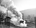 44 0663 fährt mit einem Güterzug nach Saalfeld aus dem Bahnhof Camburg. (28.11.1981) <i>Foto: Joachim Schmidt</i>