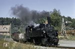Nach 104 Jahren ging 99 5906 als letzte Mallet-Lok der HSB am 14. Mai 2022 in den Ruhestand. 47 Jahre zuvor erreicht sie noch im Planeinsatz mit einem Güterzug den Bahnhof Harzgerode. Bereits Mitte des 19. Jahrhunderts gab es hier eine Ziegelei, die zu DDR-Zeiten alleiniger Gleisanschließer in Harzgerode. Nach der Wende wurde das Werk "abgewickelt". (09.1975) <i>Foto: Alan Orchand</i>