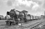 50 0044 vom Bw Wittenberge (ex 50 2753, ex 50 3509) verlässt mit einem Personenzug den Bahnhof Wittenberge, der nicht so recht zu der Rekolok passen will. (24.08.1970) <i>Foto: Robin Fell</i>