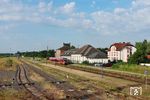 643 004 als RB 81450 nach Wörth in Lauterbourg. Der elsässische Bahnhof Lauterbourg wurde 1874 im Zuge des Baus der Bahnstrecke Wörth – Strasbourg errichtet und mit deren Inbetriebnahme am 25. Juli 1876 eröffnet. Am 29. Juni 1900 kam die von der Hauptstrecke abzweigende Bahnstrecke Lauterbourg – Wissembourg hinzu. Der Bahnhof wird aktuell (2022) von Zügen der TER Grand Est von Straßburg aus bedient. Der Verkehr nach Wörth wird von der Deutschen Bahn erbracht. Es herrscht ein Stundentakt. Unverkennbar hat der Bahnhof von seiner einstigen Größe viel an Bedeutung verloren. (16.06.2022) <i>Foto: Marvin Christ</i>