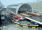Der Bahnhof Alexanderplatz liegt im Berliner Ortsteil Mitte. Mit täglich 152.000 Reisenden zählte er (2019) zu den 20 meistfrequentierten Stationen im Netz der Deutschen Bahn. Wegen seiner Lage am Berliner Fernsehturm und dem Einkaufszentrum Alexa sowie der Nähe zur Museumsinsel, zum Nikolaiviertel und dem Roten Rathaus ist er auch ein beliebter Ausgangspunkt für Touristen. Vor dem Bahnhof verkehren die Straßenbahnlinien M2, M4, M5 und M6. (17.05.2022) <i>Foto: Benno Wiesmüller</i>