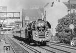 01 0527 hat soeben den Bahnhof Berlin Zoologischer Garten verlassen und beschleunigt den D 1332 nach Westerland/Sylt am S-Bahnhof Savignyplatz. (07.1976) <i>Foto: Karsten Risch</i>
