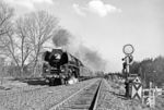 01 0532 mit D 1332 nach Hamburg am Hüttenweg neben der Avus in Berlin-Grunewald. (04.1975) <i>Foto: Karsten Risch</i>