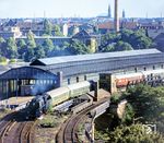 01 0532 fährt mit dem D 1332 durch den Lehrter Stadtbahnhof in Berlin. Auf der Stadtbahnstrecke war der Lehrter Stadtbahnhof nach dem Bau der Berliner Mauer 1961 in Richtung Osten der letzte Bahnhof im Westteil Berlins, der folgende Bahnhof Berlin Friedrichstraße lag bereits im Sowjetischen Sektor. Der denkmalgeschützte Lehrter Stadtbahnhof, weitgehend im Ursprungszustand erhalten, wurde 1987 zur 750-Jahr-Feier Berlins für rund zehn Millionen Mark saniert (in heutiger Währung ca. 9,41 Millionen Euro), im Sommer 2002 dann allerdings im Zuge der Bauarbeiten für den neuen Berliner Hauptbahnhof abgerissen.  (1976) <i>Foto: Karsten Risch</i>