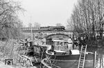 01 0532 fährt mit D 337 am Flutgraben des Landwehrkanals an der Kanal-Unterschleuse im Großen Tiergarten vorbei. Der BRyl 446 läuft hier ausnahmsweise hinter der Zuglok, planmäßig war er an letzter Stelle im Zug eingereiht. Die Hausbootkolonie am Flutgraben existiert heute noch. (1975) <i>Foto: Karsten Risch</i>