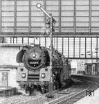 01 0532 (Bw Wittenberge) fährt mit D 1332 nach Hamburg aus dem Bahnhof Berlin Zoologischer Garten. Wegen der beengten Verhältnisse steht das Ausfahrsignal ausnahmsweise links vom Gleis.  (05.1975) <i>Foto: Karsten Risch</i>