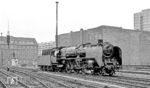 01 2016 hat den Leerpark des D 673 aus Rummelsburg zum Ostbahnhof gebracht und wendet nun auf die Zugspitze auf der anderen Bahnhofsseite. (1976) <i>Foto: Karsten Risch</i>