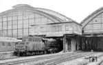 01 2016 wechselt in Berlin-Ostbahnhof auf die östliche Bahnhofsseite, um den D 673 nach Dresden zu übernehmen. (1976) <i>Foto: Karsten Risch</i>