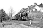01 2165 (Bw Berlin Ostbf) mit dem D 118 nach Hannover beim "Hühnerhugo" kurz vor Berlin-Griebnitzsee. (1971) <i>Foto: Werner Eggebrecht</i>