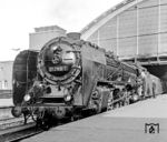 01 2165 vor dem D 671 nach Dresden (Ostbahnhof ab 7.31 Uhr - Dresden an 9.57 Uhr) in der Berliner Morgensonne im Ostbahnhof.  (01.1976) <i>Foto: Karsten Risch</i>
