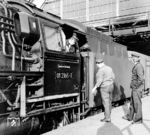 So ganz zufrieden scheint das Personal der Ostbahnhofer 01 2165 mit ihrer Maschine vor der Abfahrt des D 671 nach Dresden noch nicht zu sein. (01.1976) <i>Foto: Karsten Risch</i>