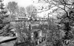 DR 118 254 (Bw Berlin-Grunewald) mit einem Kesselwagenzug an der Kleingartenkolonie Hundekehle am Hüttenweg in Berlin-Grunewald. (1980) <i>Foto: Karsten Risch</i>