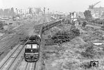 Die Diesellokomotiven der Baureihenfamilie 130, 131, 132 und 142 wurden ab 1970 in 873 Exemplaren aus der damaligen Sowjetunion in die DDR importiert und bei der Deutschen Reichsbahn für den Personen- und Güterverkehr in Dienst gestellt. DR 130 018 vom Bw Seddin verlässt hier den Bahnhof Berlin-Moabit. Die 1971 in Dienst gestellte Lok wurde 1990 ausgemustert. (1983) <i>Foto: Karsten Risch</i>