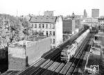 DR 132 414 (Bw Magdeburg) fährt mit einem Schnellzug durch die Häuserschluchten zwischen Berlin Zoologischer Garten und Savignyplatz. (1984) <i>Foto: Karsten Risch</i>