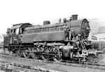 Die Baureihe 82 wurde als erste Neubaulokgattung der DB zwischen 1950 und 1951 von den Unternehmen Krupp und Henschel sowie in einem weiteren Baulos 1955 von der Maschinenfabrik Esslingen gefertigt. Dieses Baulos umfasste vier Lokomotiven, wovon zwei Maschinen mit Riggenbach-Gegendruckbremse für die BD Stuttgart gebaut wurden. Als letztgebaute Lok der Baureihe 82 präsentiert sich 82 041 auf dem Fabrikhof der MF Esslingen. Ab 02.09.1955 stand sie dem Bw Freudenstadt für den Dienst auf der Murgtalbahn im Streckenabschnitt Freudenstadt Hbf—Schönmünzach zur Verfügung.  (08.1955) <i>Foto: Werkfoto</i>