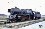 03 1010 in ihrem Heimat-Bw Halle (Saale) P vor der Lokhalle der VES-M. Seit 21.08.1967 ist sie mit Ölhauptfeuerung ausgerüstet. Am 31. Mai 1980 erhielt die Lok bei der DR den Status einer Traditionslokomotive. Anfang Dezember 1981 wurde sie von Stralsund aus in das Raw Meiningen überführt und erhielt dort eine Hauptuntersuchung, in deren Verlauf sie wieder zurück auf Kohlefeuerung umgebaut wurde. (04.05.1968) <i>Foto: Rolf Kluge, Slg. Holzborn</i>