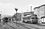 232 141 in ihrer Heimat-Dienststelle Saalfeld (Saale). Links steht 03 1010, die im Rahmen einer Plandampf-Veranstaltung hier zu Besuch war. (02.05.1992) <i>Foto: Klaus D. Holzborn</i>