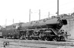 Die bestens gepflegte 03 214 wartet in ihrem Heimat-Bw Berlin Ostbahnhof auf den nächsten Einsatz. Seit Oktober 1966 ist sie mit Mischvorwärmer und Witte-Windleitbleche ausgerüstet. Die Fahrleitungsanlage nebst Ellok am rechten Bildrand gehören zum darüber liegenden Postbahnhof.  (06.05.1967) <i>Foto: Klaus D. Holzborn</i>