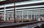 Bei den Luftangriffen auf München im Zweiten Weltkrieg wurde der Hauptbahnhof schwer getroffen. Vom 16. Mai bis zum 16. August 1949 wurde die einsturzgefährdete Bahnsteighalle erst gesprengt und dann die restlichen Gebäuderuinen abgerissen, um einen Wiederaufbau zu ermöglichen. Die Haupthalle (Bahnsteige 11-26) wurde von 1958 bis 1. August 1960 nach Plänen von Franz Hart errichtet. Sie hat neben den Randstützen bei 70 Meter Stützweite nur noch eine Mittelstützenreihe, was für die damalige Zeit ungewöhnlich war (Foto). Im Hintergrund ist gerade der E 575 aus Oberstdorf mit einer 18.6 angekommen.  (1960) <i>Foto: Carl Bellingrodt</i>