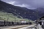 Der Bahnhof St. Anton am Arlberg ist der höchstgelegene Bahnhof der Arlbergbahn. Der in der Ortsmitte von St. Anton am Arlberg gelegene, im Jahr 1884 eröffnete Durchgangsbahnhof, wurde im Zuge einer Streckenverlegung im Jahr 2000 durch einen Neubau am südlichen Ortsrand ersetzt. Wegen der betrieblichen Erfordernisse war St. Anton von Anfang an auch Schnellzughalt, obwohl der Ort noch 1901 weniger als 900 Einwohner zählte. Der Bahnhof mit seiner Anbindung an das Verkehrsnetz war Voraussetzung für die Entwicklung St. Antons zum Tourismusort, die im Jahr 1896 mit dem Bau des Posthotels am Bahnhof begann. Am 1. Oktober 1909 wurde der Name von St. Anton auf St. Anton am Arlberg geändert, um Verwechslungen mit der Ende 1905 an der Montafonerbahn eröffneten Station St. Anton im Montafon zu vermeiden. Bis 1978 gab es hier auch eine provisorische Autoverladung, die mit der Eröffnung des Arlberg-Straßentunnels endete. (22.06.1964) <i>Foto: Martin Robinson</i>