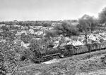 44 0647 mit Kalizug Lgg 58813 in Hettstedt. Die Lok wurde als 44 647 am 17.10.1941 beim Bw Hildesheim in Dienst gestellt. 1964 wurde sie im Raw Meiningen auf Ölhauptfeuerung umgebaut und erhielt dabei den Tender BMAG 10976/1938 von 01 025. Nach ihrer z-Stellung wurde sie am 10.02.1983 auf Kohlefeuerung zurückgebaut und als Dampfspender in Leipzig-Wahren eingesetzt. 1991 wurde sie in Meiningen zerlegt. (20.09.1981) <i>Foto: Joachim Schmidt</i>