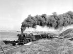 44 0647 kommt zwischen Hettstedt und Siersleben mit Lgg 58813 angekachelt. Rechts verläuft das Schmalspurgleis der Mansfelder Bergwerksbahn. (20.09.1981) <i>Foto: Joachim Schmidt</i>