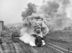 52 8014 (Bw Sangerhausen) müht sich mit einem Güterzug aus dem Bahnhof Sangerhausen. Mit solch schweren Zügen über die Rampe nach Blankenheim Trennungsbf war die Baureihe 52 total überfordert. Nicht umsonst wurde hier jahrzehntelang die Baureihe 44 eingesetzt.  (29.11.1981) <i>Foto: Joachim Schmidt</i>