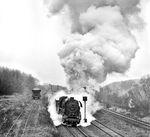 Noch 1980 war das Bw Sangerhausen eine Hochburg der Dampftraktion. Am 01. Januar 1980 waren 19 Exemplare der BR 44 hier stationiert. Sie bildeten das Rückgrat im schweren Güterzugverkehr auf der Strecke Nordhausen - Sangerhausen - Halle. Am meisten waren sie auf der Rampe zwischen Sangerhausen und Blankenheim gefordert. Hier erreicht 44 0504 mit einem Güterzug den Bahnhof Blankenheim (bei Sangerhausen). (29.11.1981) <i>Foto: Joachim Schmidt</i>