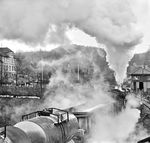 44 0504 fährt durch den Bahnhof Blankenheim (bei Sangerhausen). Hinter der Kurve folgt der 875 m lange Blankenheimer Tunnel, der mit 262 m über NN den Scheitelpunkt der Strecke markierte. (29.11.1981) <i>Foto: Joachim Schmidt</i>
