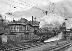 41 1125 setzt im Bahnhof Camburg an ihren Zug. Ende 1959 war sie im Reichsbahnausbesserungswerk Karl-Marx-Stadt rekonstruiert worden und erhielt einen Verbrennungskammer-Kessel 39E (Raw Halberstadt 86/1959) und einen Mischvorwärmer der Bauart IfS. Das Stellwerk "Cn" (mechanisch Jüdel/GS II) ging am 26.11.2011 vom Netz. (30.11.1981) <i>Foto: Joachim Schmidt</i>