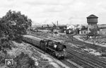 Nördlich vom Bahnhof Angermünde, wo die Strecken von Schwedt/Stettin und Pasewalk/Stralsund zusammenkommen, lag etwas abgeschieden das Bw Angermünde, damals Heimat von fast 30 ölgefeuerten Lok der Reihe 50.50. 03 0075 rollt mit dem Bäderzug D 1919 aus dem 170 km entfernten Stralsund (ab 8.43 Uhr) kommend pünktlich um 10.57 Uhr in den Bahnhof ein. (16.09.1979) <i>Foto: Joachim Schmidt</i>