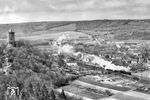 Blick von der benachbarten Rudelsburg auf Burg Saaleck und die elektrifizierte Hauptbahn Erfurt - Halle/Leipzig und 01 2204, die den D 504 nach Berlin am Haken hat. Nach der Verbindungskurve von der Saalebahn bei Großheringen beschleunigt sie den Zug bis zum nächsten Halt in Naumburg. Um 13.08 Uhr wird das 58 km entfernte Halle (Saale) erreicht werden, von dort wird eine 132 den Zug bis Berlin bringen.  (20.04.1980) <i>Foto: Joachim Schmidt</i>