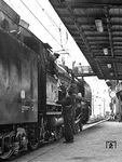 Am Bahnsteig in Camburg erhält der Lokführer der 01 2204 vom Zugführer des P 4005 den Bremszettel.  (11.04.1980) <i>Foto: Joachim Schmidt</i>