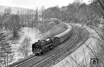 01 2114 rollt mit P 4004 aus Saalfeld zwischen Saale und Fernstraße 88 dem nächsten Halt in Kahla entgegen. (13.04.1980) <i>Foto: Joachim Schmidt</i>