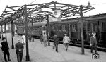 Bahnsteiggerippe in Ludwigshafen Hbf. Der Hinweis auf die französische Militärverwaltung auf dem Bahnsteig zeigt, dass Ludwigshafen im Herbst 1950 noch Teil der französischen Besatzungszone war. Die französische Besatzungsmacht übernahm auch Teile der Reichsbahn und deren Direktionen, die in dem von ihr verwalteten Gebiet lagen. Es handelte sich um die Direktionen Karlsruhe, Mainz und Saarbrücken, deren Außengrenzen denen der Besatzungszone angepasst wurden. (04.10.1950) <i>Foto: Karl Wyrsch, Slg. D. Ammann</i>