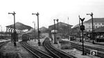 Im Oktober 1950 zeigte sich das Bahnhofsensemble von Mannheim Hbf auf den ersten Blick noch im Zustand von Anfang des 20. Jahrhunderts. Bei den über 150 Luftangriffen auf Mannheim im Zweiten Weltkrieg wurde aber auch der Hauptbahnhof mehrfach getroffen und schwer beschädigt. Die alte Bahnhofshalle wurde dann im Zuge der Elektrifizierung Ende der 1950er Jahre abgerissen. (04.10.1950) <i>Foto: Karl Wyrsch, Slg. D. Ammann</i>