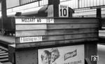 Ein einfacher Zugzielanzeiger in Stuttgart Hbf mit Hinweis auf den F 40 "Mozart" nach Strasbourg. Ab Sommerfahrplan 1956 führte der F 40 wie alle F-Züge ausschließlich tariflich die 1. Klasse, in die die 2. Klasse umdefiniert worden war. (1955) <i>Foto: Walter Illig (Slg. Wollny)</i>
